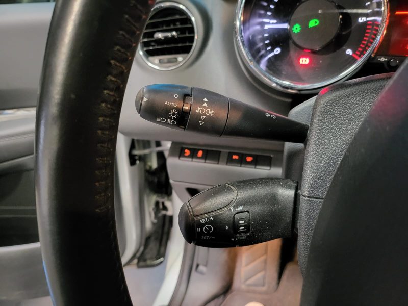 PEUGEOT 3008 1.6 BlueHDi 120cv Féline BVM6 / SIEGES CHAUFFANT/CAMERA DE RECUL/AFFICHAGE TETE HAUTE