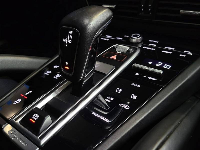 PORSCHE CAYENNE 3.0 E-HYBRID COUPE 462cv SUIVI COMPLET PORSCHE / ATTELAGE / PACK SONO BASSLINK MINI