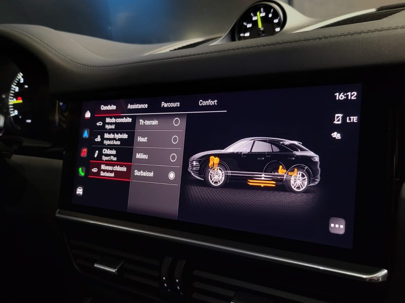 PORSCHE CAYENNE 3.0 E-HYBRID COUPE 462cv SUIVI COMPLET PORSCHE / ATTELAGE / PACK SONO BASSLINK MINI