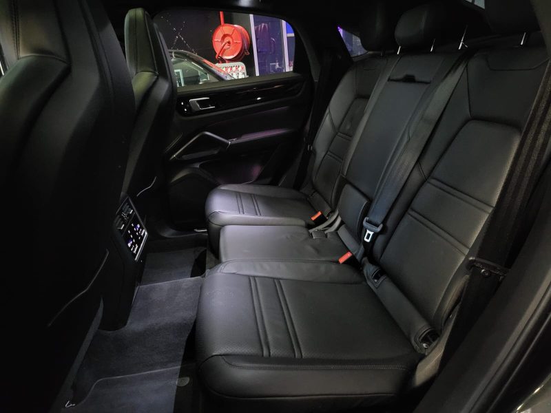 PORSCHE CAYENNE 3.0 E-HYBRID COUPE 462cv SUIVI COMPLET PORSCHE / ATTELAGE / PACK SONO BASSLINK MINI