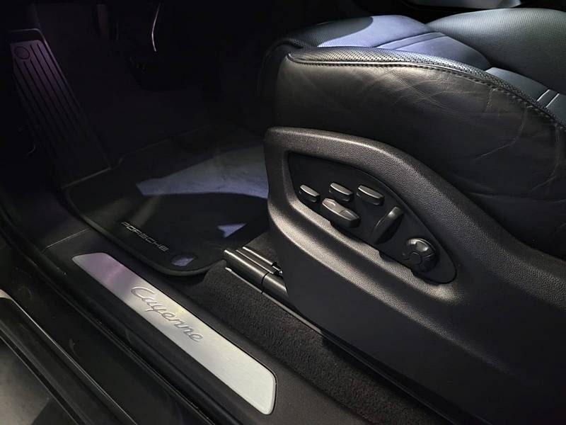 PORSCHE CAYENNE 3.0 E-HYBRID COUPE 462cv SUIVI COMPLET PORSCHE / ATTELAGE / PACK SONO BASSLINK MINI