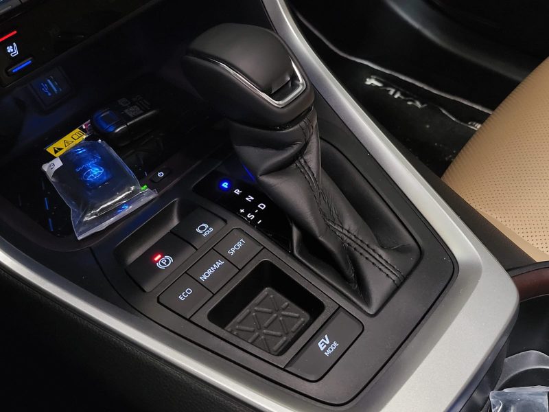 TOYOTA RAV4 Hybrid 2.5 VVT-i 218cv Lounge BVA / SIEGES CHAUFFANT-VENTILES/CAMERA/CHARGEUR A INDUCTIO