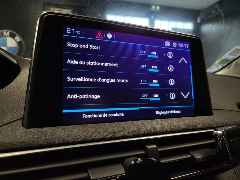 PEUGEOT 1.2 PURETECH 130cv ALLURE / FEUX LED / CARPLAY / ANDROID AUTO/ CAMERA 360 / PREMIÈRE MISE EN
