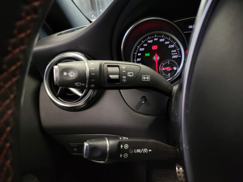 MERCEDES CLASSE GLA 180 122cv FASCINATION PACK AMG / TOIT OUVRANT+SIÈGES CHAUFFANTS+CAMÉRA DE RECUL+