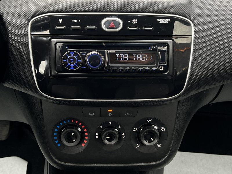 FIAT PUNTO III PHASE 3 1.2 69 Cv 5 PLACES / CLIMATISATION 59 700 Kms CRIT AIR 1 - GARANTIE 1 AN