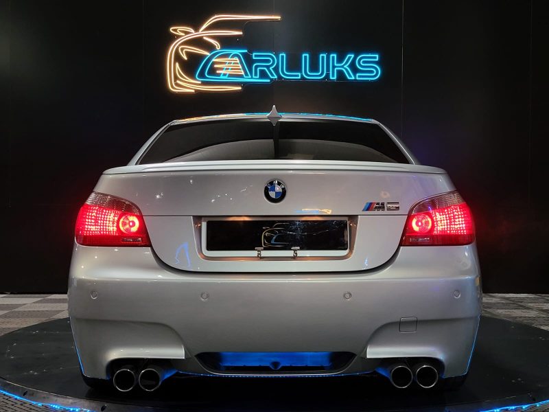 BMW M5 e60 5.0 V10 507cv SMG7 / SIEGES CHAUFFANT/TOIT OUVRANT/COUSSINETS FAIT