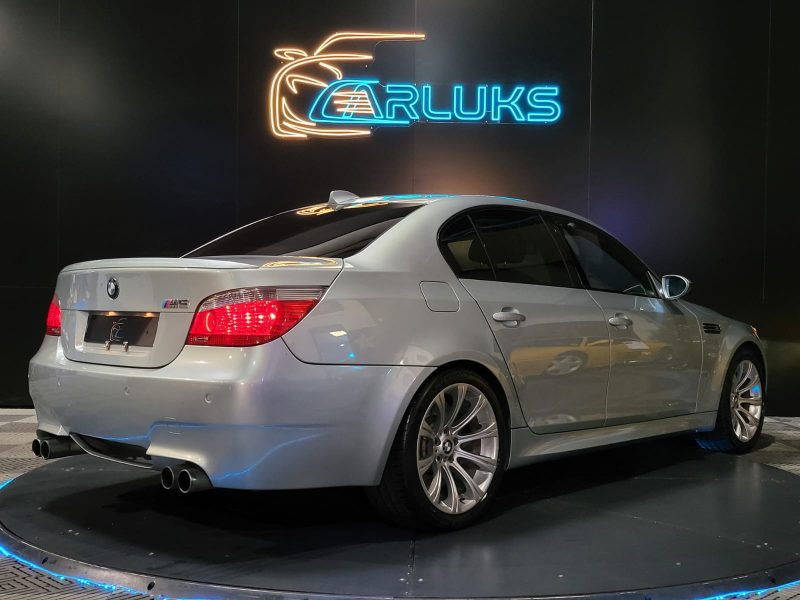 BMW M5 e60 5.0 V10 507cv SMG7 / SIEGES CHAUFFANT/TOIT OUVRANT/COUSSINETS FAIT