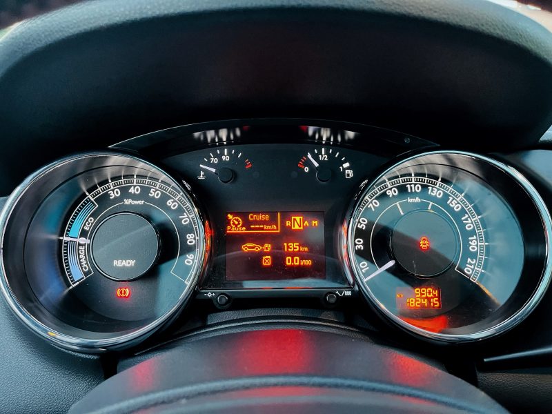 PEUGEOT 3008 HYBRID4 2012