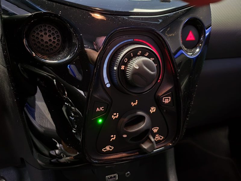 PEUGEOT 108 1.0 VTi EG5 72cv ALLURE / SUIVI COMPLET PEUGEOT / CAMERA / CARPLAY / CLIM