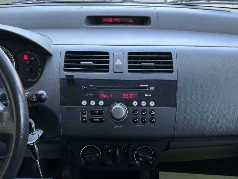 SUZUKI SWIFT III 1.3 VVT 93 Cv BLUETOOTH / 5 PLACES - Garantie 1 an