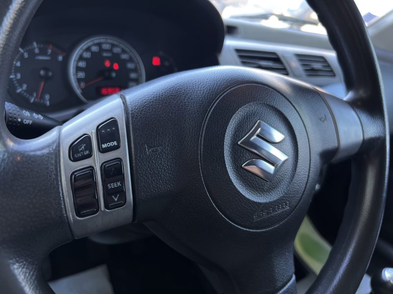 SUZUKI SWIFT III 1.3 VVT 93 Cv BLUETOOTH / 5 PLACES - Garantie 1 an