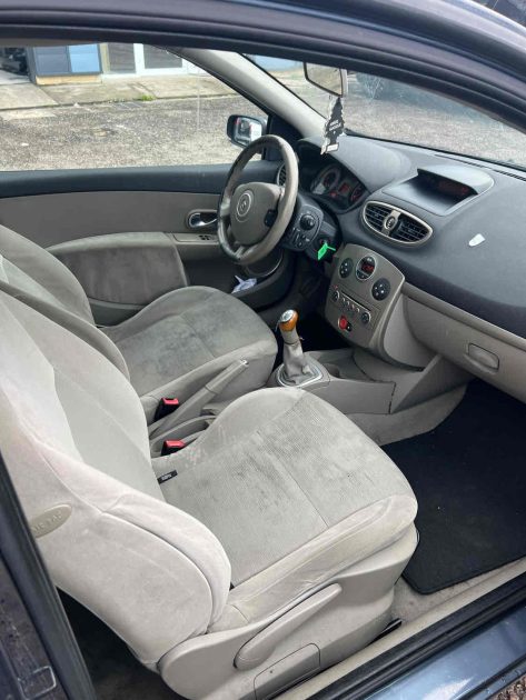 RENAULT CLIO III 2006 véhicule, vendu en état, sans garantie, sans contrôle 