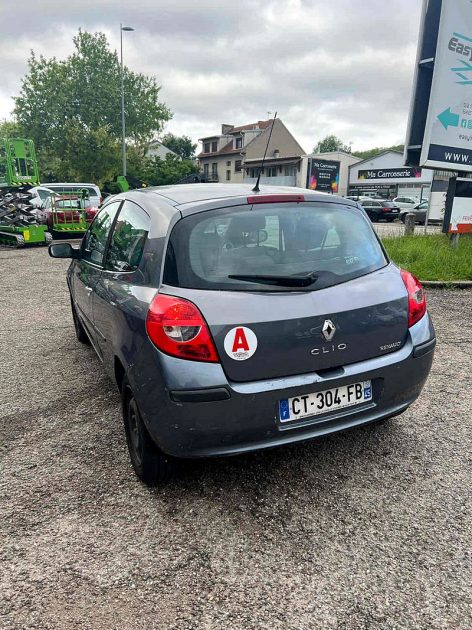 RENAULT CLIO III 2006 véhicule, vendu en état, sans garantie, sans contrôle 