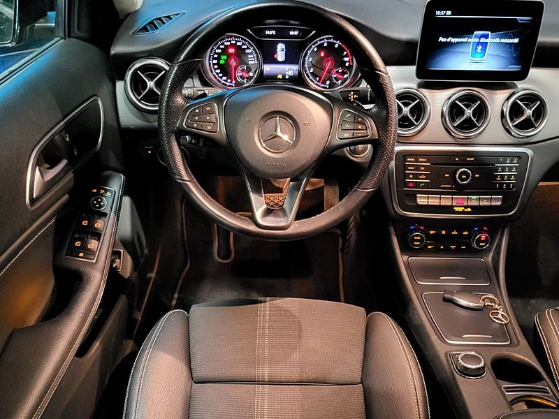 MERCEDES-BENZ GLA 180 122cv Sensation 7G-DCT