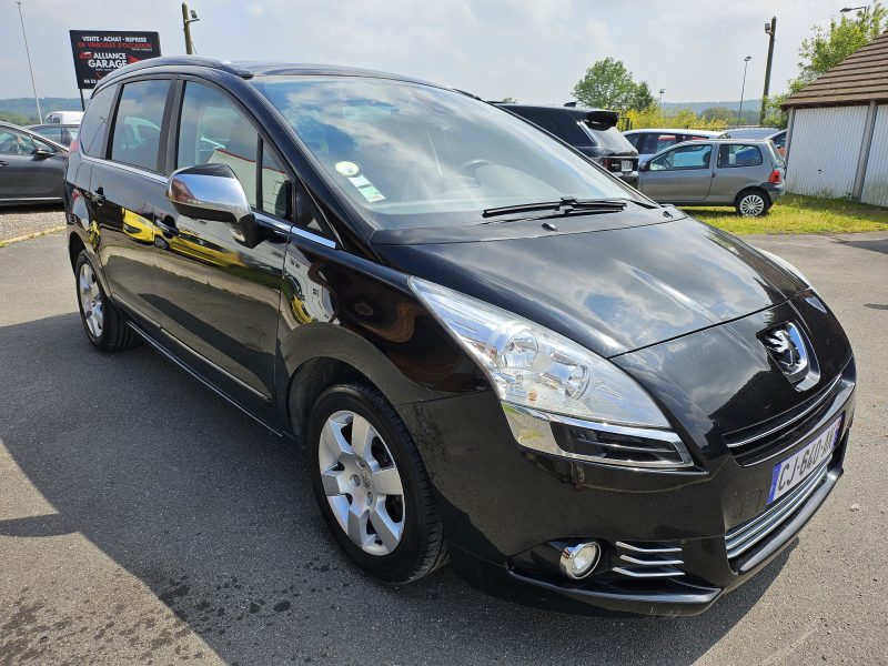 PEUGEOT 5008 1.6L HDi 112cv "STYLE" 7 Places_Toit Panno / REVISER_GARANTIE