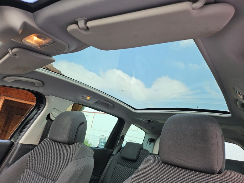PEUGEOT 5008 1.6L HDi 112cv "STYLE" 7 Places_Toit Panno / REVISER_GARANTIE