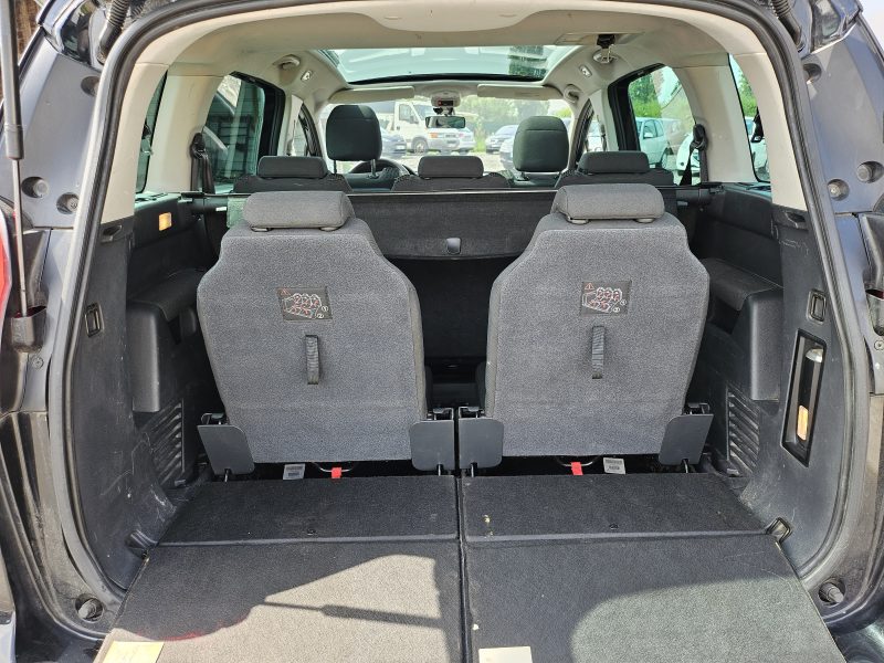 PEUGEOT 5008 1.6L HDi 112cv "STYLE" 7 Places_Toit Panno / REVISER_GARANTIE