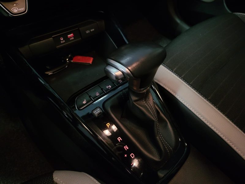 KIA STONIC 1.0 T-GDi 120cv PREMIUM / SIÈGES CHAUFFANTS+CARPLAY+CAMÉRA DE RECUL+ATTELAGE+