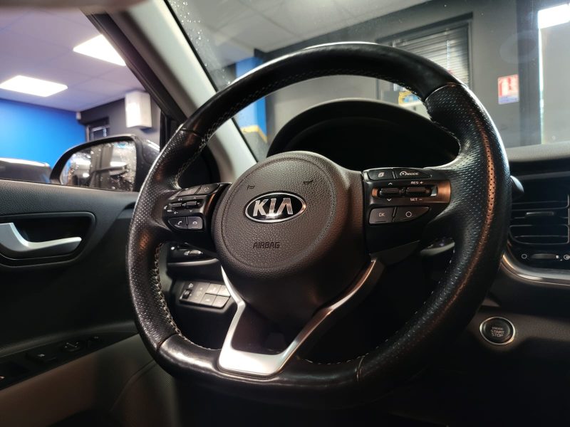 KIA STONIC 1.0 T-GDi 120cv PREMIUM / SIÈGES CHAUFFANTS+CARPLAY+CAMÉRA DE RECUL+ATTELAGE+