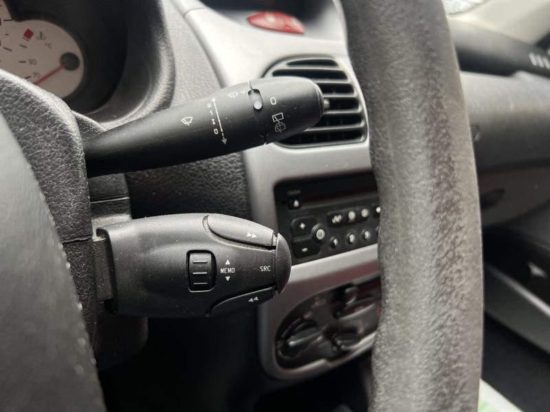 PEUGEOT 206 PHASE 2 1.4 75 Cv 5 PLACES BLUETOOTH / PAIEMENT CB 4 FOIS POSSIBLE - GARANTIE 1 AN