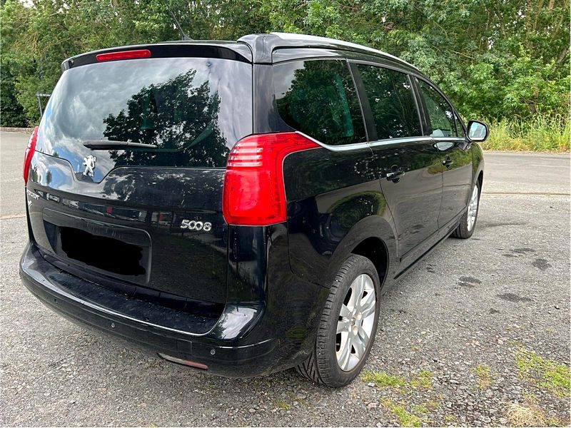PEUGEOT 5008 2012