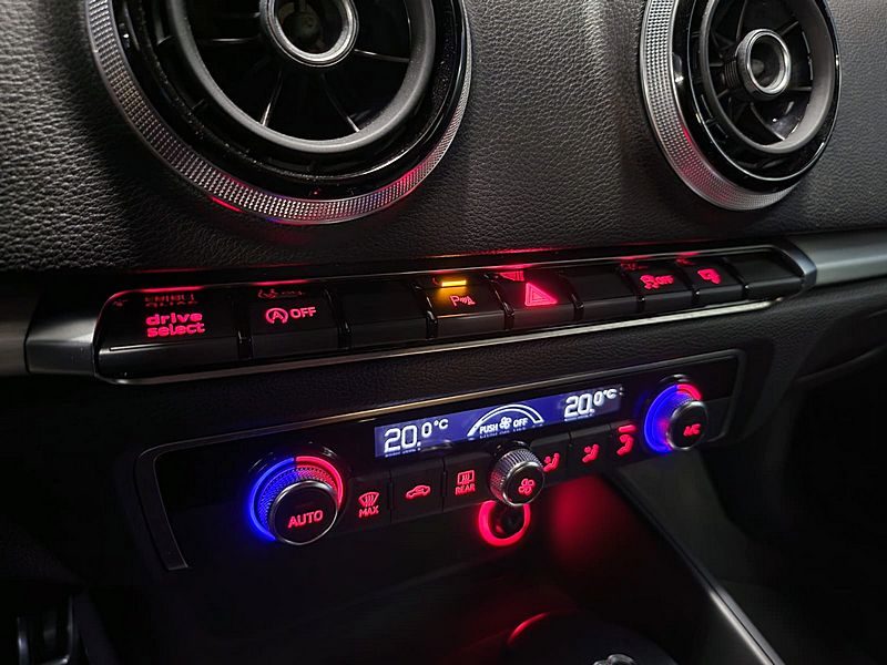 AUDI S3 QUATTRO 300cv S-STRONIC 7 /CAMERA DE RECUL+SUIVI COMPLET AUDI+VOLANT MEPLAT /