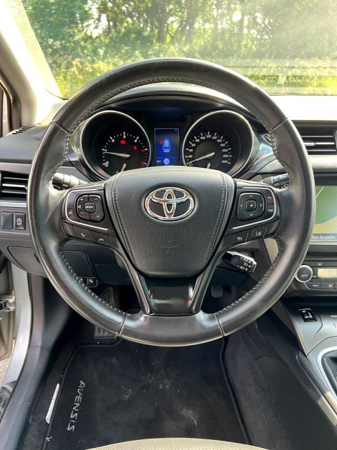 TOYOTA AVENSIS TOURING SPORT 2015
