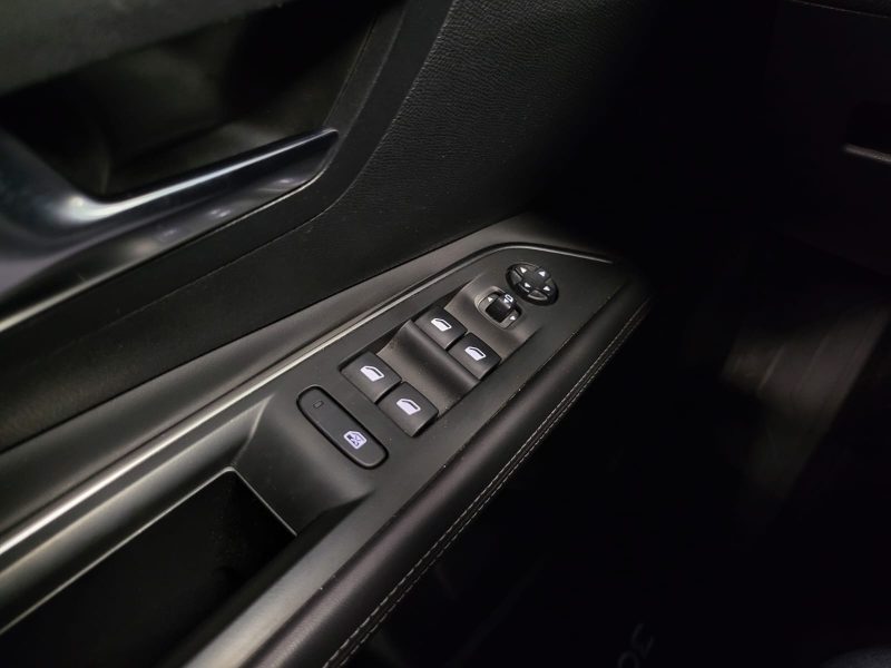 PEUGEOT 3008 1.2 PURETECH BVM6 130cv ALLURE PACK /TOIT OUVRANT/ ECLAIRAGE D'AMBIANCE / 1ERE MAIN