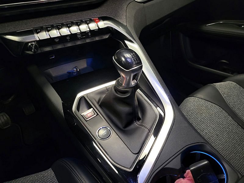 PEUGEOT 3008 1.2 PURETECH BVM6 130cv ALLURE PACK /TOIT OUVRANT/ ECLAIRAGE D'AMBIANCE / 1ERE MAIN