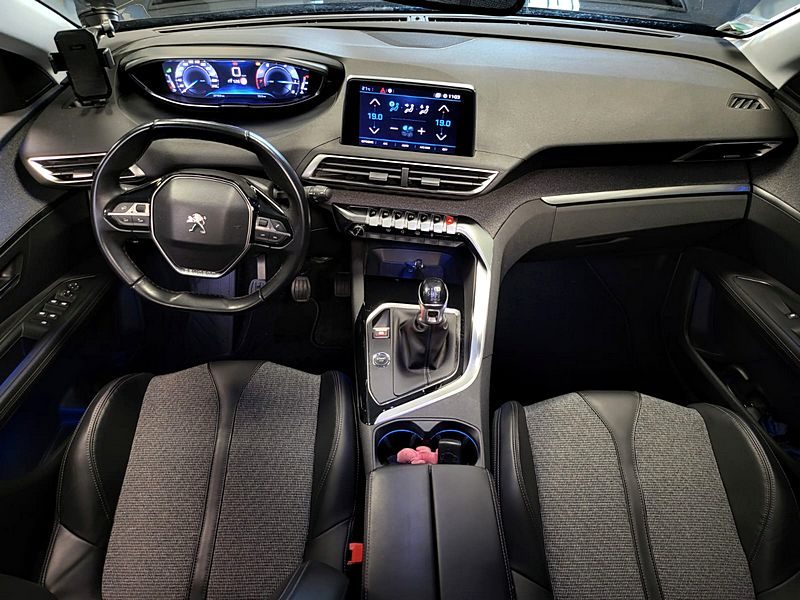 PEUGEOT 3008 1.2 PURETECH BVM6 130cv ALLURE PACK /TOIT OUVRANT/ ECLAIRAGE D'AMBIANCE / 1ERE MAIN