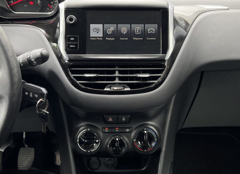 PEUGEOT 208 1.2 82 Cv PREMIERE MAIN / ECRAN TACTILE 56 700 Kms CRIT AIR 1 - GARANTIE 1 AN