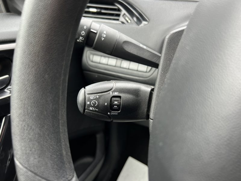 PEUGEOT 208 1.2 82 Cv PREMIERE MAIN / ECRAN TACTILE 56 700 Kms CRIT AIR 1 - GARANTIE 1 AN