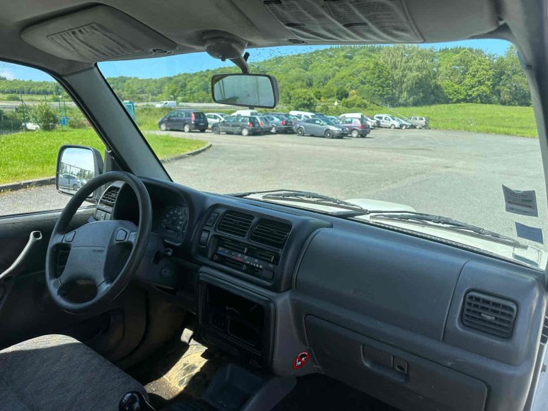 SUZUKI JIMNY VÃ©hicule tout terrain fermÃ© 1999