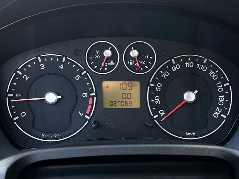 FORD FIESTA IV 1.3 70 Cv PREMIERE MAIN / 27 100 Kms CLIMATISATION BLUETOOTH - GARANTIE 1 AN