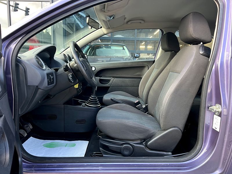 FORD FIESTA IV 1.3 70 Cv PREMIERE MAIN / 27 100 Kms CLIMATISATION BLUETOOTH - GARANTIE 1 AN