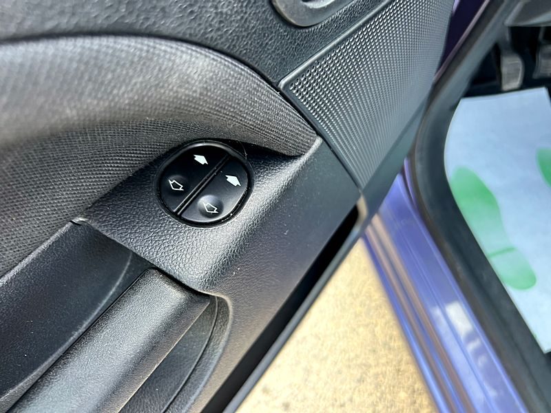 FORD FIESTA IV 1.3 70 Cv PREMIERE MAIN / 27 100 Kms CLIMATISATION BLUETOOTH - GARANTIE 1 AN