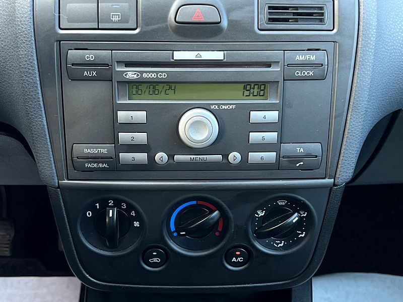 FORD FIESTA IV 1.3 70 Cv PREMIERE MAIN / 27 100 Kms CLIMATISATION BLUETOOTH - GARANTIE 1 AN