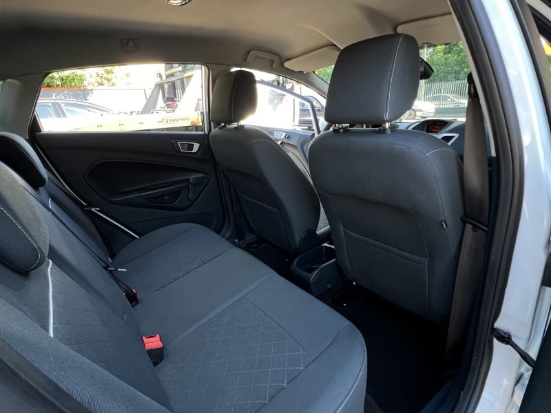 FORD FIESTA 5 V TITANIUM 1.6 TDCI 95 Cv 5 PORTES CLIMATISATION BLUETOOTH REGULATEUR - GARANTIE 1 AN