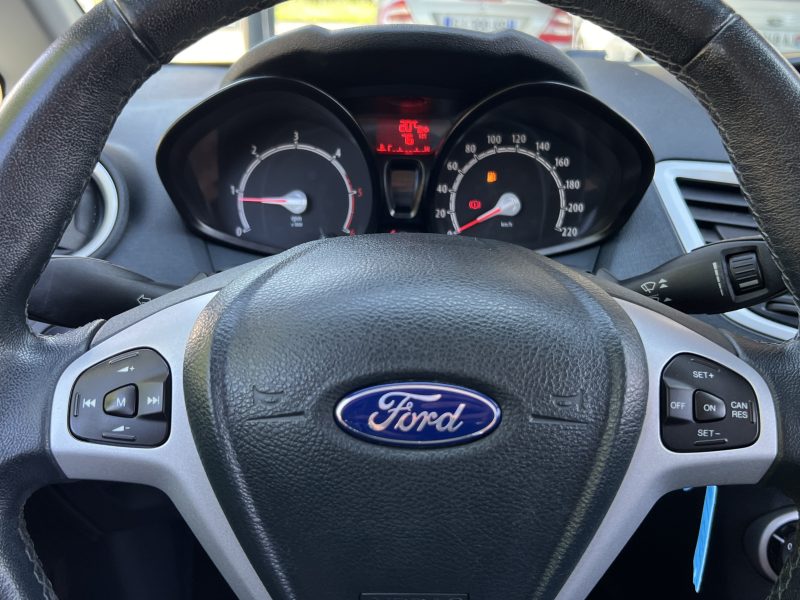 FORD FIESTA 5 V TITANIUM 1.6 TDCI 95 Cv 5 PORTES CLIMATISATION BLUETOOTH REGULATEUR - GARANTIE 1 AN