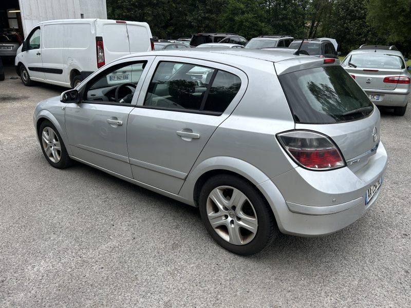 OPEL ASTRA H GTC 2009