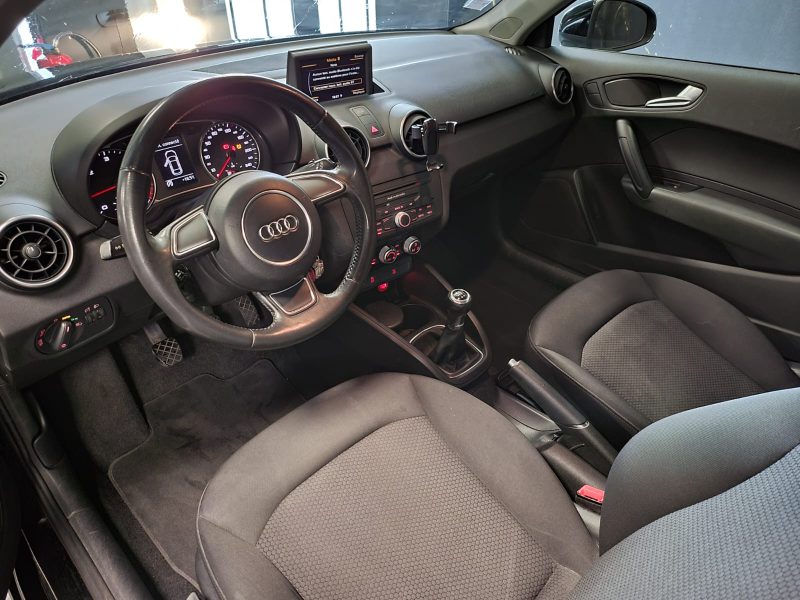 AUDI A1 1.6 TDI 90cv AMBIENTE / AIDE AU PARKING AR+BLUETOOTH+FEUX AUTO/