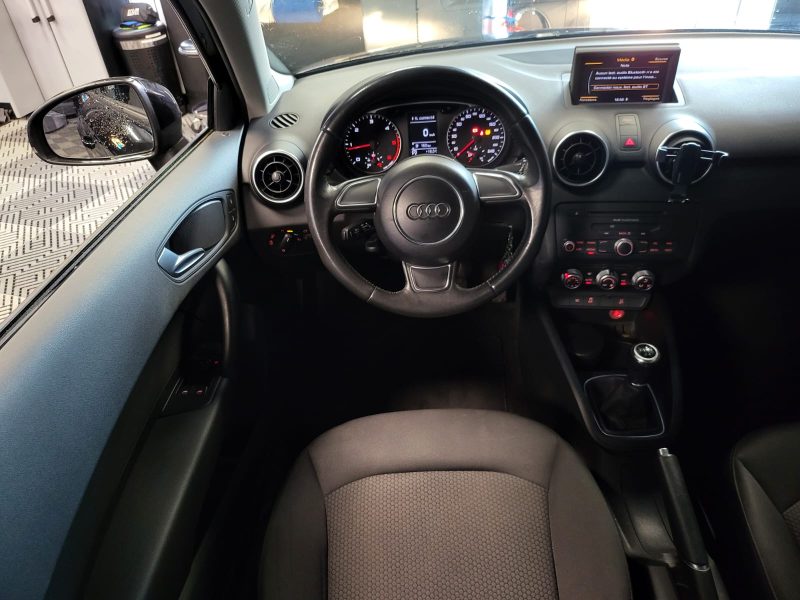 AUDI A1 1.6 TDI 90cv AMBIENTE / AIDE AU PARKING AR+BLUETOOTH+FEUX AUTO/
