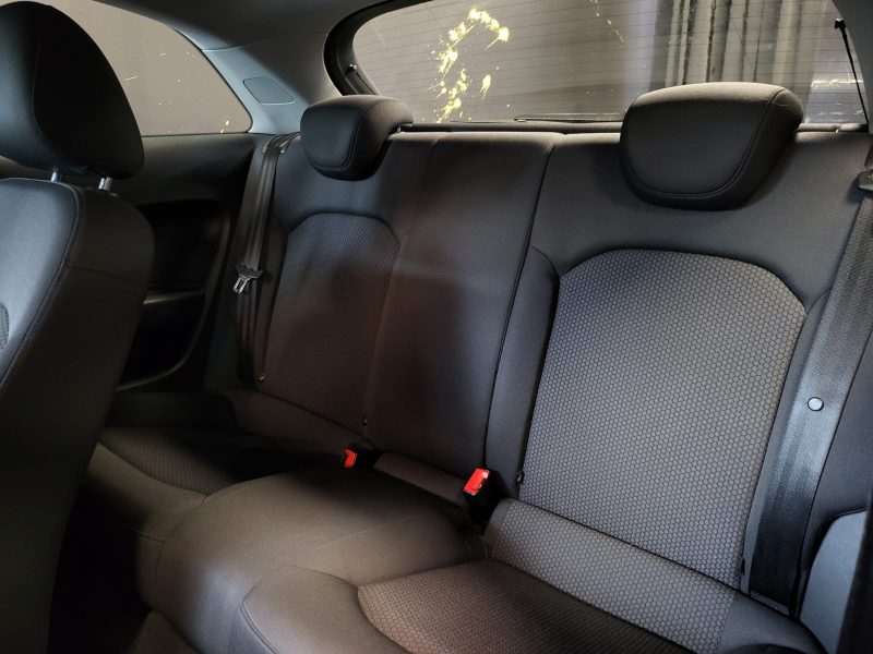 AUDI A1 1.6 TDI 90cv AMBIENTE / AIDE AU PARKING AR+BLUETOOTH+FEUX AUTO/