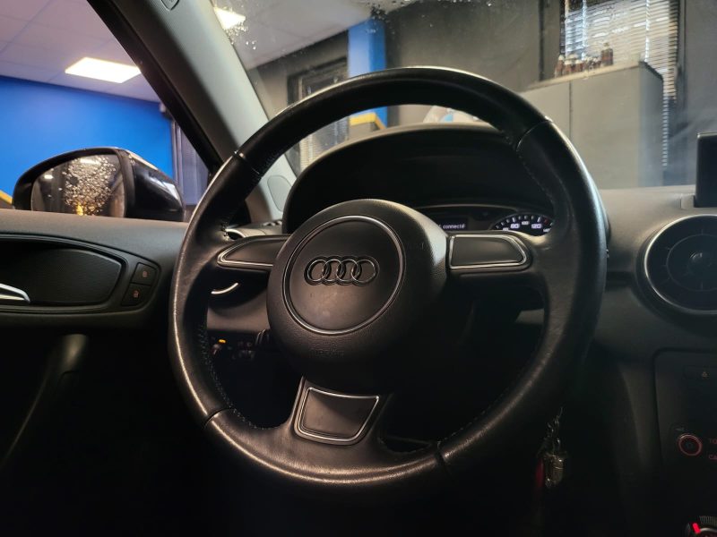 AUDI A1 1.6 TDI 90cv AMBIENTE / AIDE AU PARKING AR+BLUETOOTH+FEUX AUTO/
