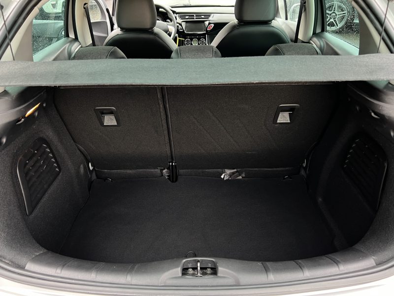 CITROEN C3 II (2) EXCLUSIVE 1.2 82 BOITE AUTO 886 Kms Réels 1ERE MAIN APPLE CARPLAY - GARANTIE 1 AN