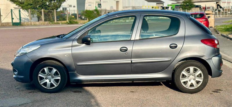 PEUGEOT 206+ 1.4 HDI 70CH BLUE LION TRENDY 5P CLIM