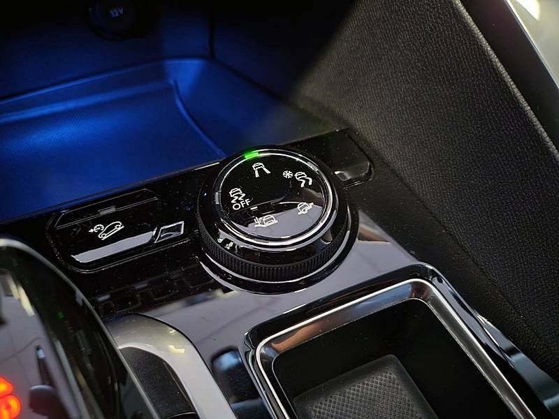 PEUGEOT 3008 1.2 PureTech 130cv EAT8 CROSSWAY / FAIBLE KILOMETRAGE / SUIVI COMPLET PEUGEOT