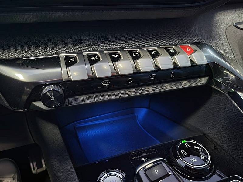 PEUGEOT 3008 1.2 PureTech 130cv EAT8 CROSSWAY / FAIBLE KILOMETRAGE / SUIVI COMPLET PEUGEOT