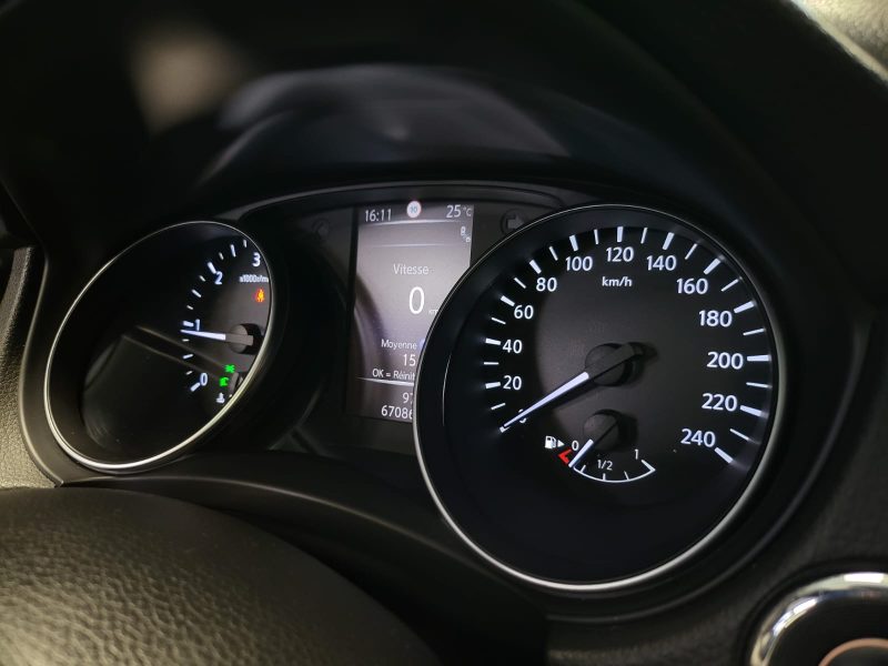 NISSAN QASHQAI 1.5 dci TEKNA+ 115cv / 1ERE MAIN+SIÈGES ÉLECTRIQUES+CAMÉRA 360°+CARPLAY+TOIT PANORAMI