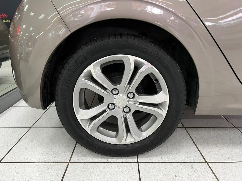 PEUGEOT 208 1.2 VTI 82CH ALLURE